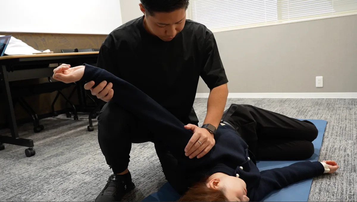 理学療法士が脚の状態を確認する様子
