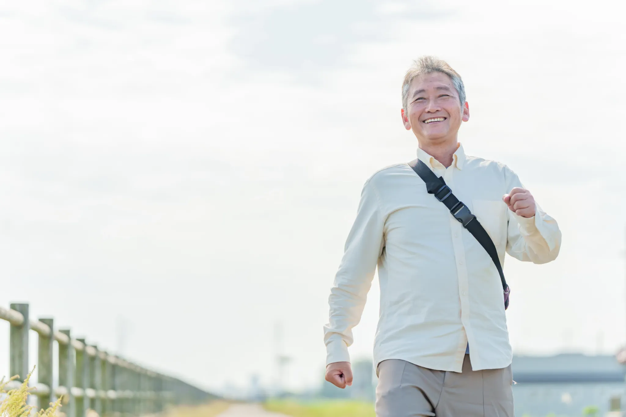 明るい表情で歩く男性